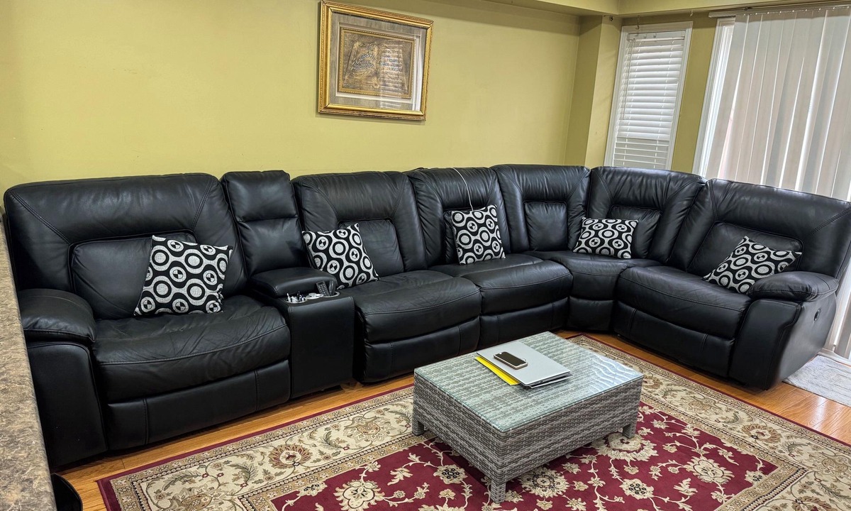 Clairlea - Birchmount House | Centrally located 3 Bedroom townhome with parking & Wifi