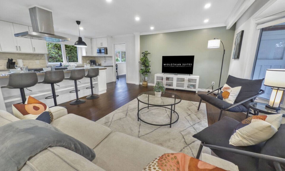 Burlington House | Centrally Located, Walk to Lake, Spacious | SH