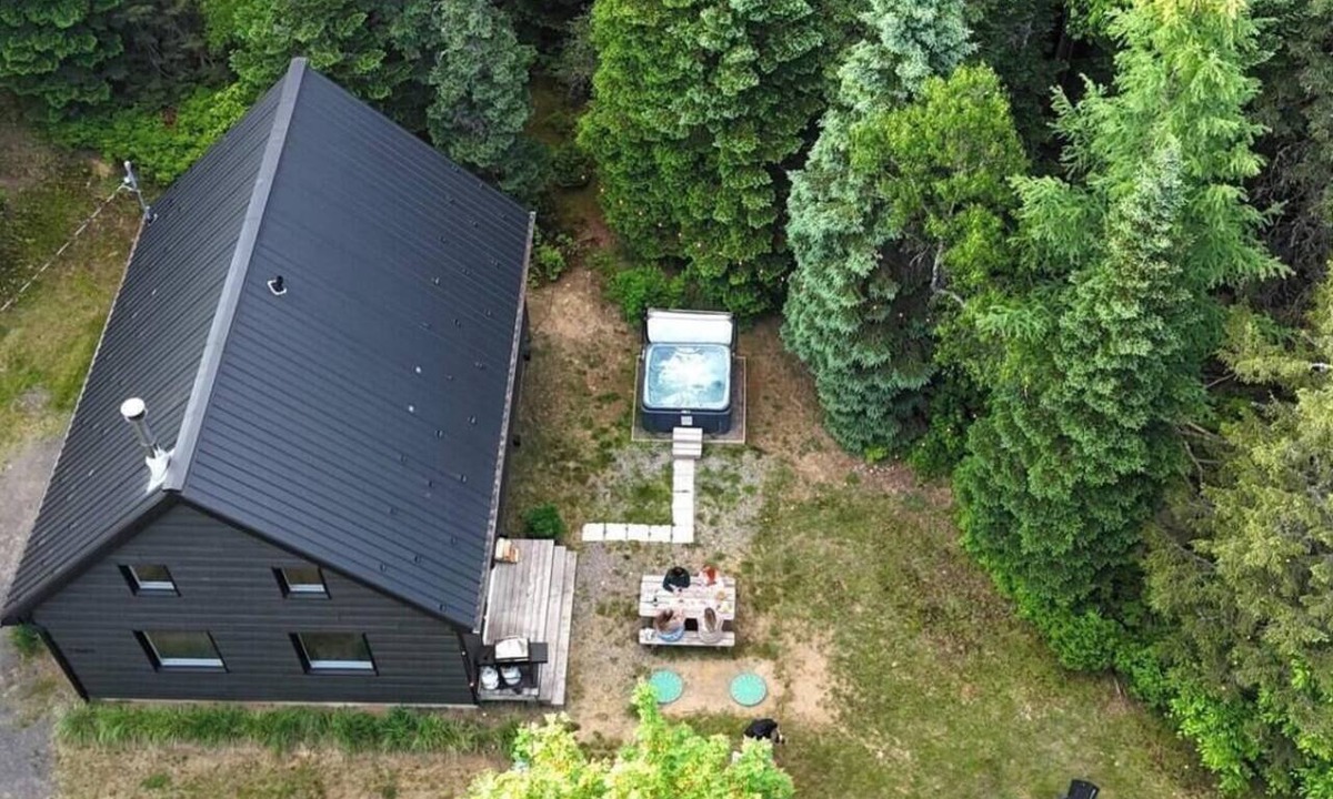 Sainte-Lucie-des-Laurentides House | Chalet avec spa privé et foyer au bois à louer dans les Laurentides