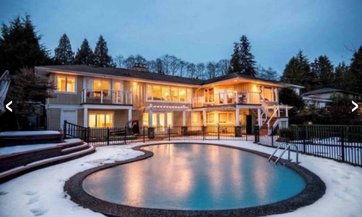 Hollyburn House | Charming 2-bedroom building in lovely West Vancouver with WiFi