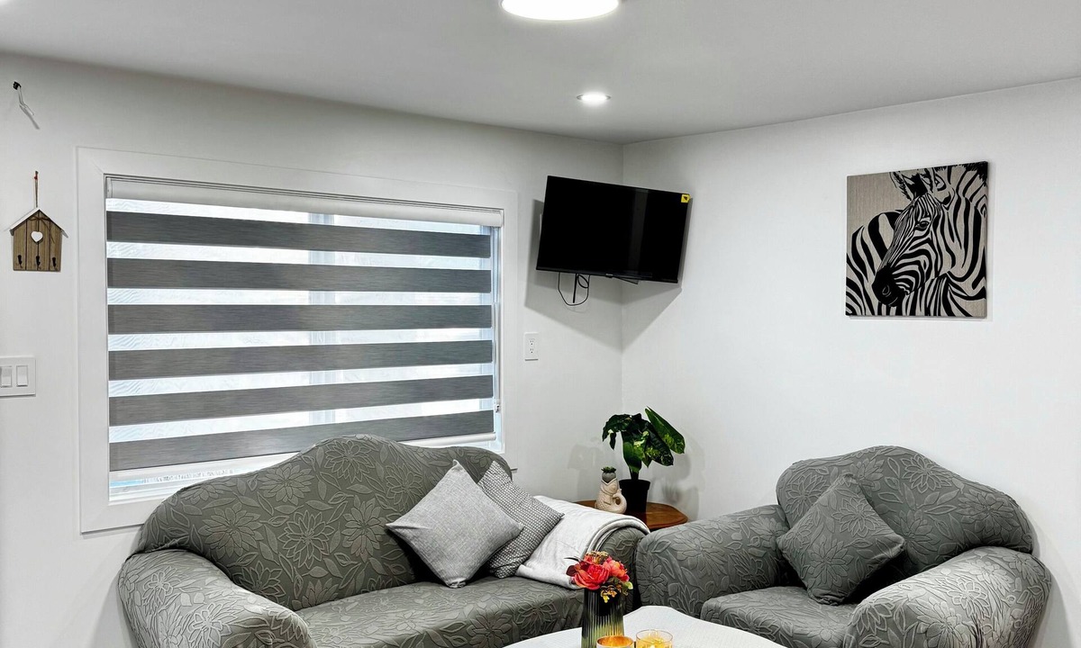 Abbotsford House | Charming 2-bedroom house with WiFi, AC in fabulous Abbotsford