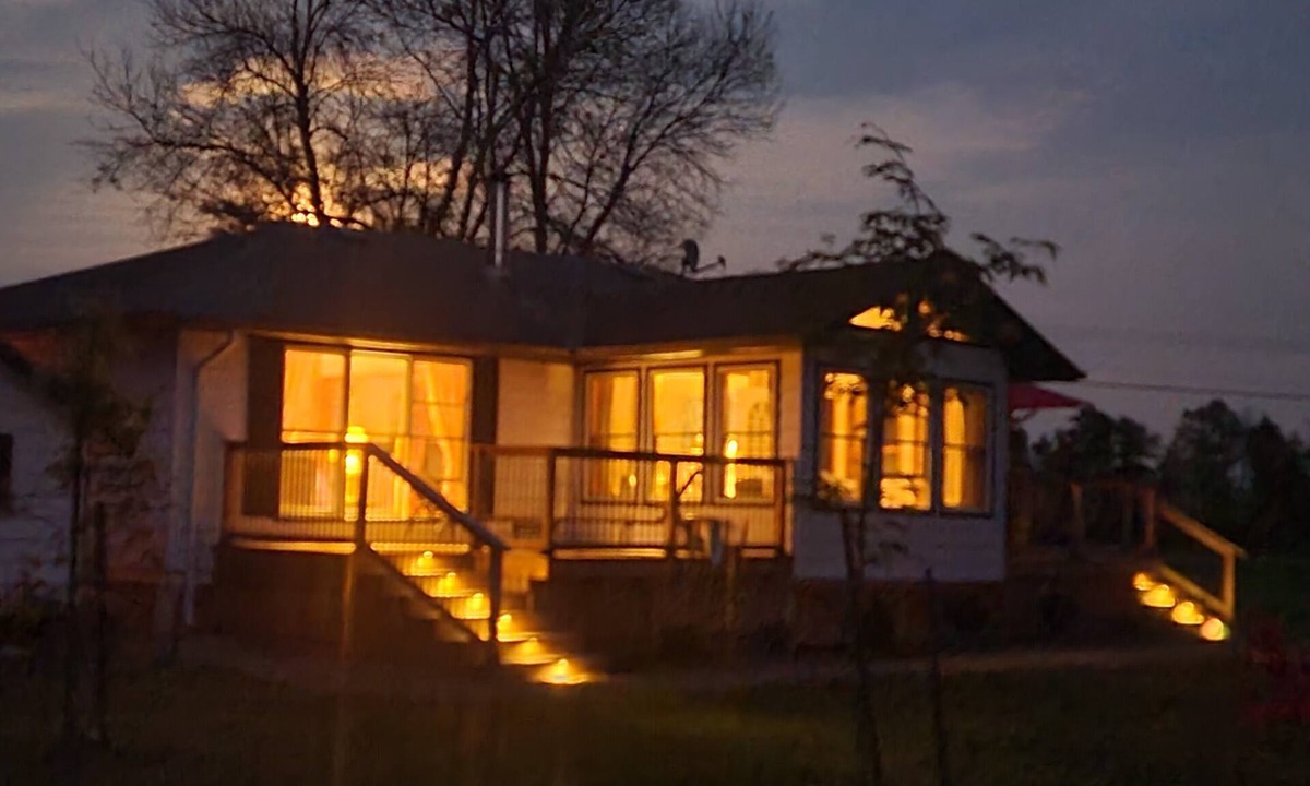 Wolfe Island Cottage | Charming 2-bedroom cottage on Wolfe Island with spectacular view of Kingston!