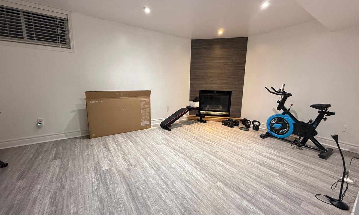 Cambridge House | Charming 2-bedroom law-suite half basement Free WIFI and Parking