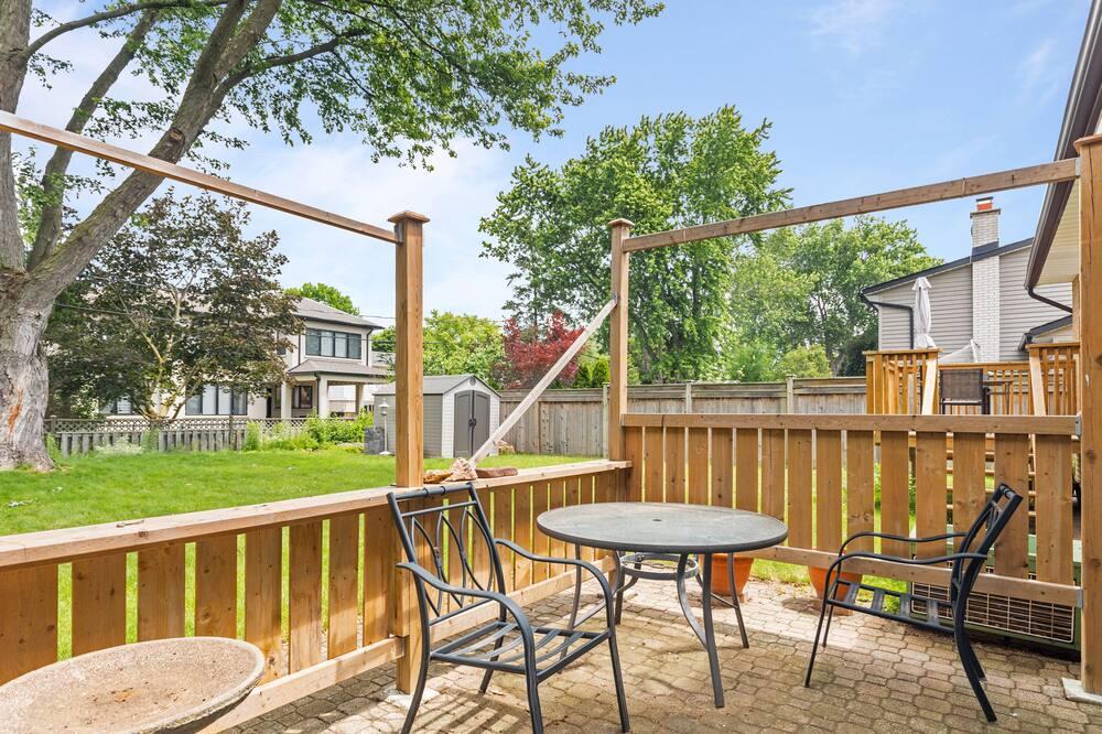 Clarkson-Lorne Park House | Charming 3-Bedroom House with Expansive Backyard - Adorned with Majestic Trees