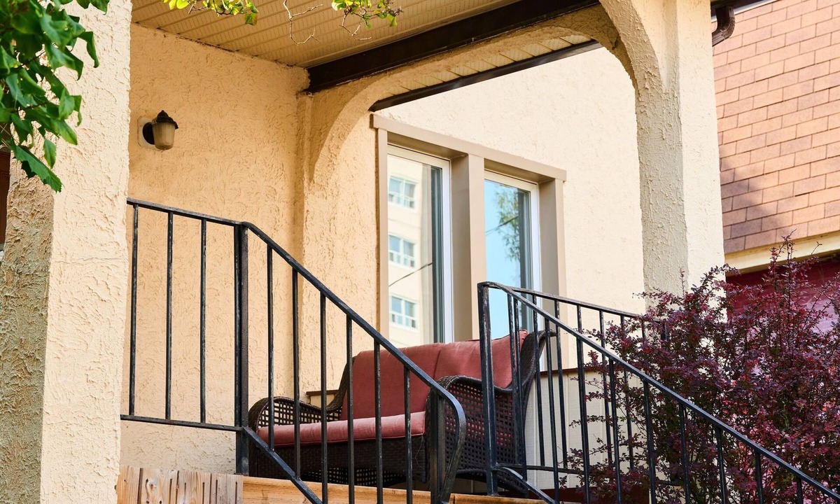 Centretown West House | Charming 3bdrm Home in Centretown w Free Parking