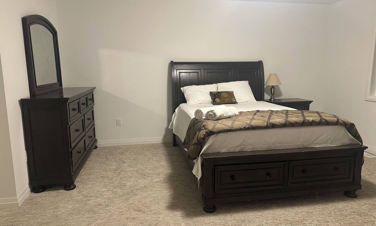 Niagara Falls House | Charming 4-bedroom house with WiFi, AC in amazing Thorold