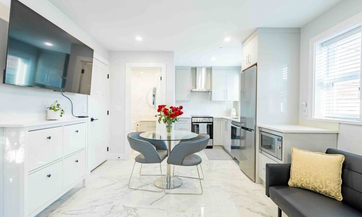 Sunset House | Charming & Brand-New near Restaurants & Transport