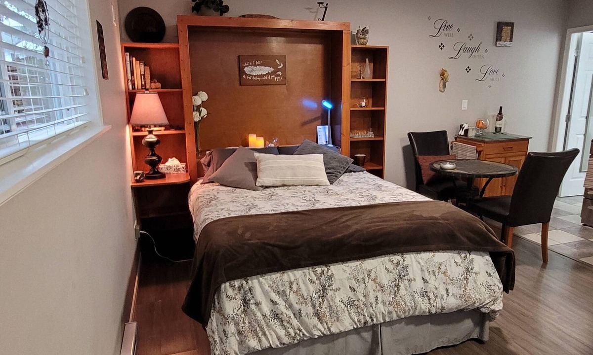 Langford Apartment | Charming Cozy Suite In Langford.