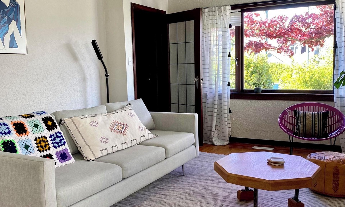 West Point Grey House | Charming Home in Kitsilano FREE Parking+Laundry