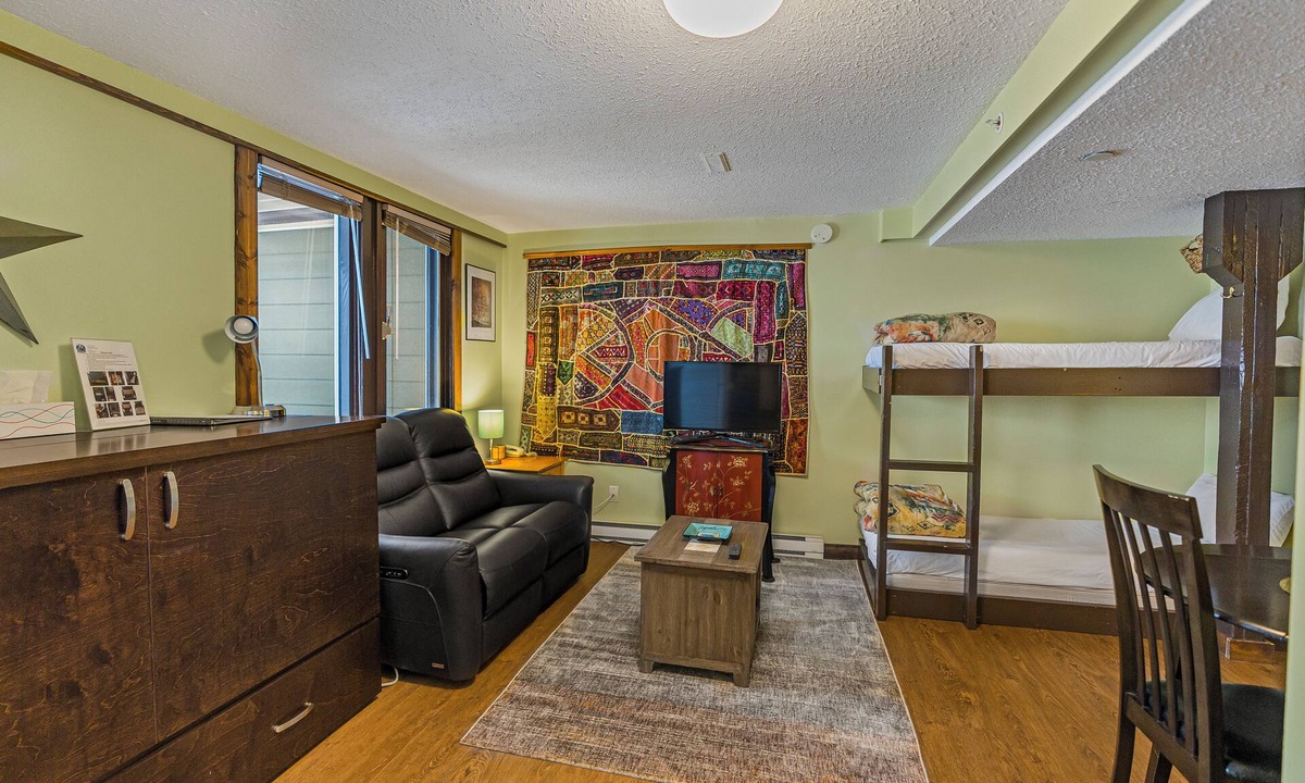 Silver Star Mountain Hotel | Charming Studio Suite w/Deck, BBQ & Ski Locker – Ideal for small groups!