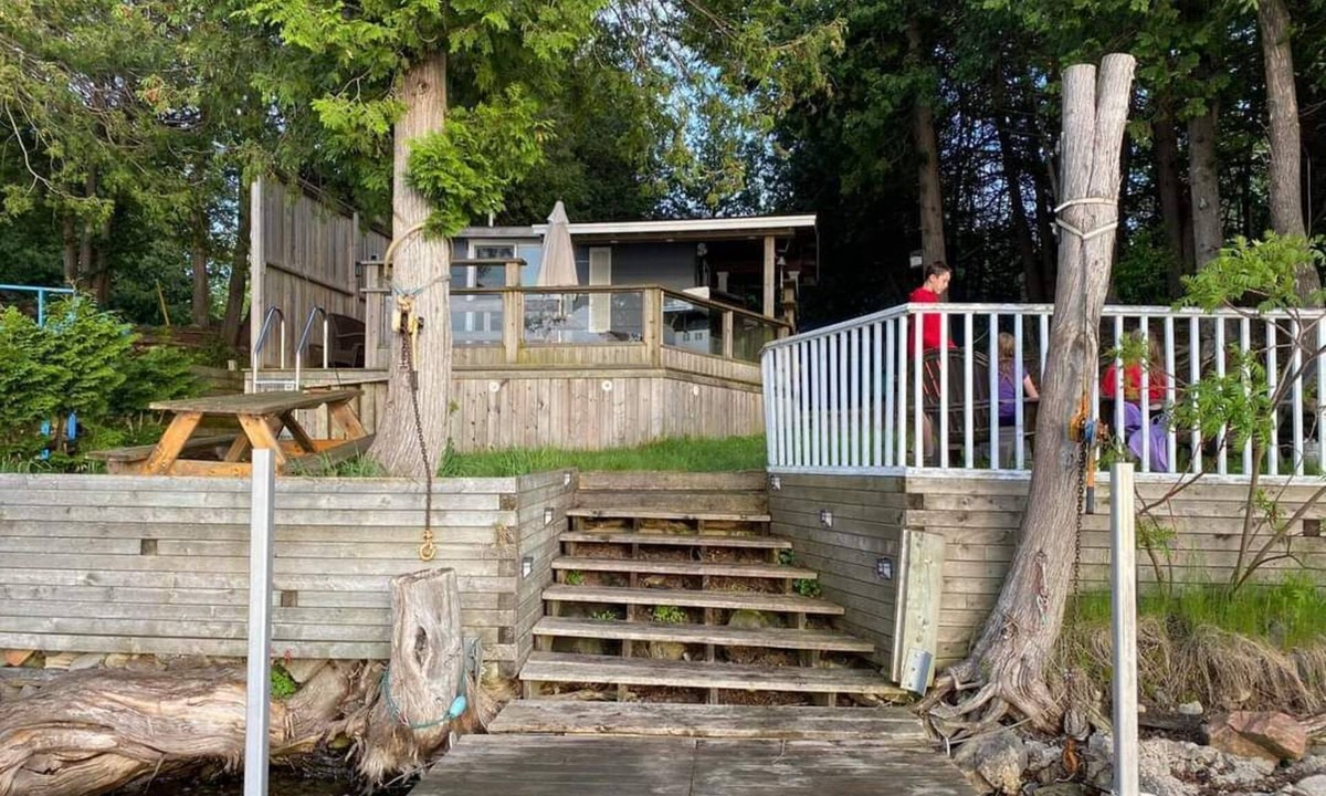 Stone Mills Cottage | Cheerful 2 bedroom (plus bunkie) cottage right on Beaver Lake