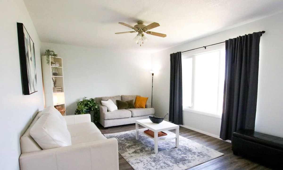 Cardston House | Cheerful 3 Bedroom Main Floor Private Suite Near Waterton