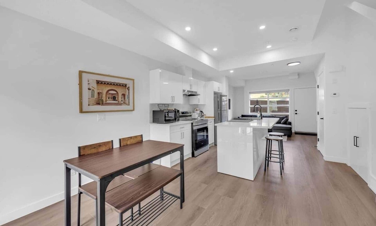 Crescent Heights House | City Center Get away
