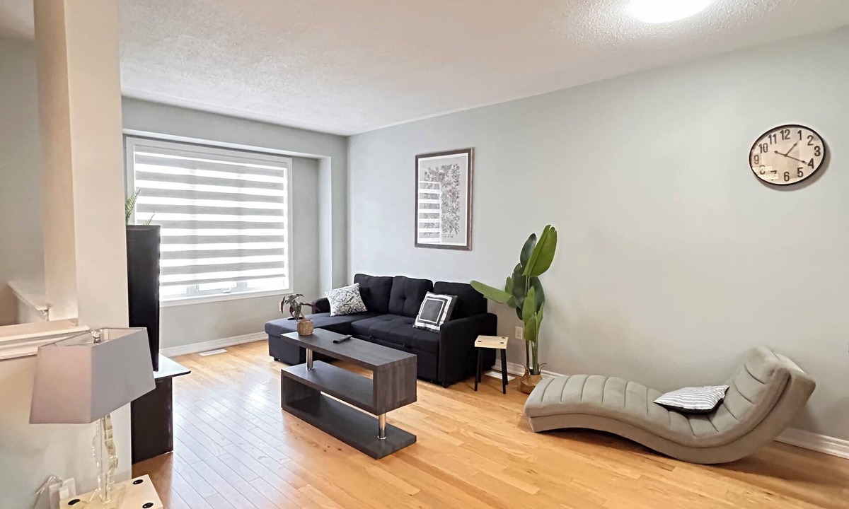 Brampton House | Clean home sleep 13+wifi Netflix parking 7beds