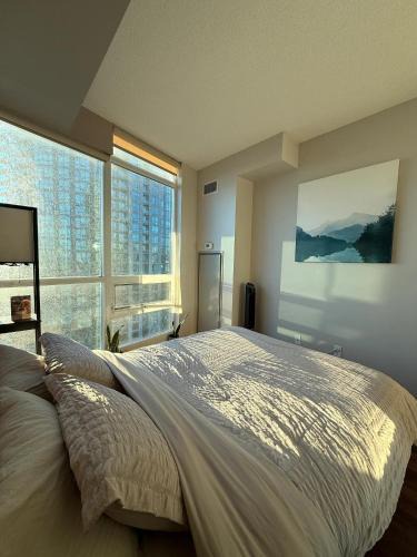 Fort York Apartment | CN Tower Lux Suites - GYM - Pool - Hot Tub - Yoga - Steps to Toronto Stadium & MAJOR INTERNATIONAL SPORTING EVENT Fan Fest