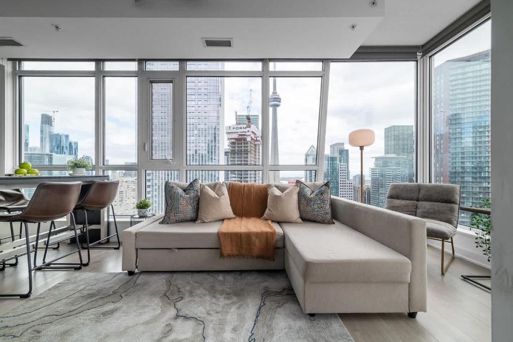 Fashion District House | CN Tower Views Gym Hot Tub Prime Location