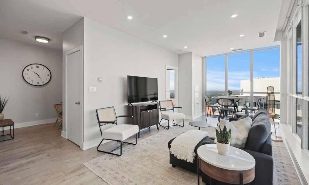 Downtown Mississauga Apartment | CN Tower Views, Indoor Pool & Gym Condo