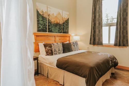 Tofino House | Cobble Wood and Bird Sanctuary Guest Houses