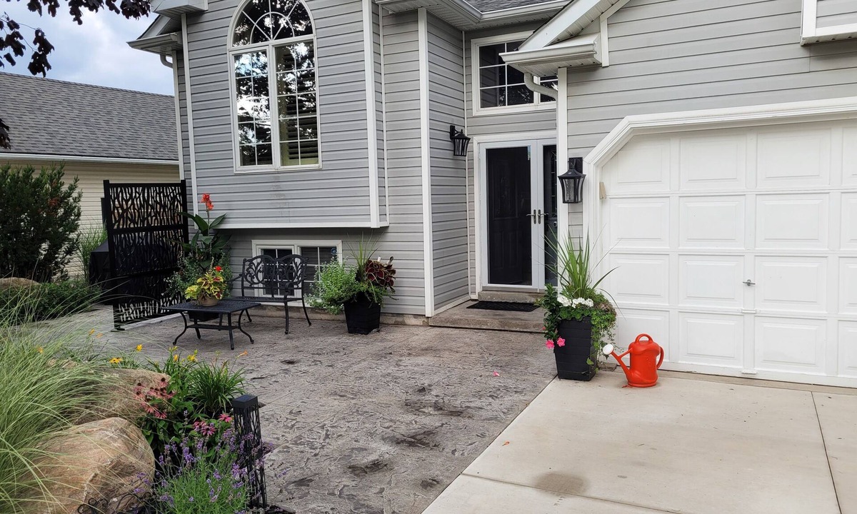 Collingwood House | Collingwood/Blue Mountain Gorgeous 2 bedroom Suite with Kitchen, LR, Dine.