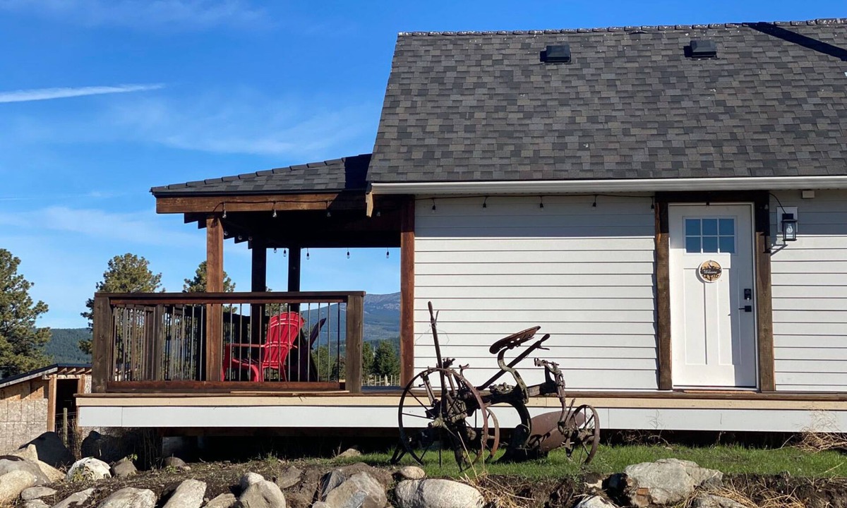 Osoyoos Cottage | Come to the Mountains, Stay on the Farm - Cozy Farm-Stay Cottage