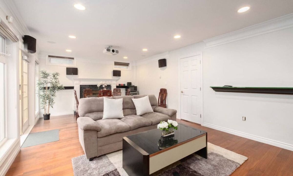 Arbutus Ridge Apartment | Comfort 2-BR Suite Near UBC– Private Entrance