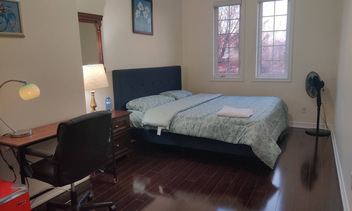 Meadowvale Village House | Comfy King size Bedroom in Mississauga near Toronto Pearson Airport.