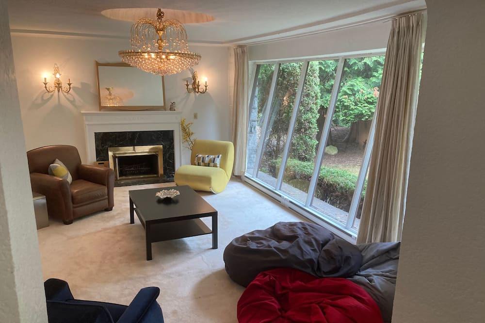 Oakridge House | Conference and Self-Isolation Paradise in Kerrisdale/Oakridge