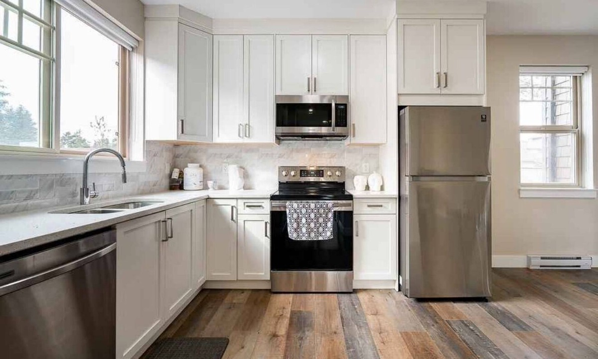 Abbotsford House | Contemporary 3 Beds and 2.5 Bath close to fraser valley university, shops etc