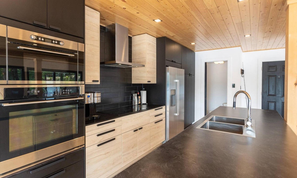 Rosseau Cottage | Contemporary 4 Bdrm, 3 Bath Cottage on Rosseau! Sandy Beach + Boatport!
