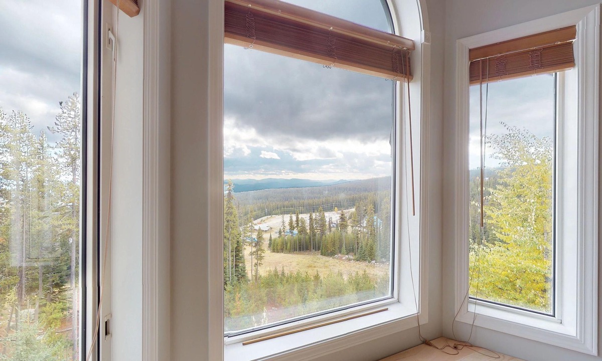 Big White Ski Resort Condo | Contemporary condo with washer/dryer, ski-in/out access, & hot tub