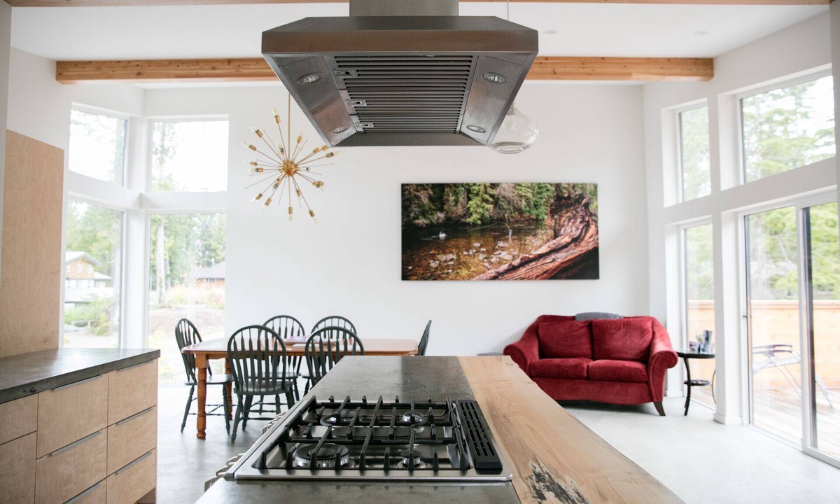 Tofino Cabin | Contemporary harbour-view fishing lodge, steps from the dock & downtown Tofino