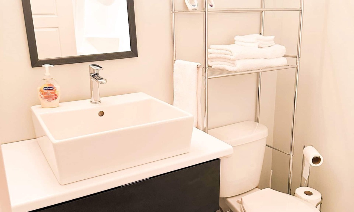 Terra Nova Apartment | Convenient Airport Getaway – Relaxing, Safe, and Perfect for All Travelers.