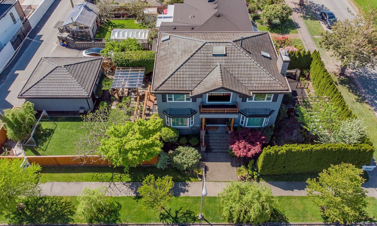 West Side House | Corkscrew Willow Estate - 2010 Olympic Award Winning and Vancouver's Top Rated!