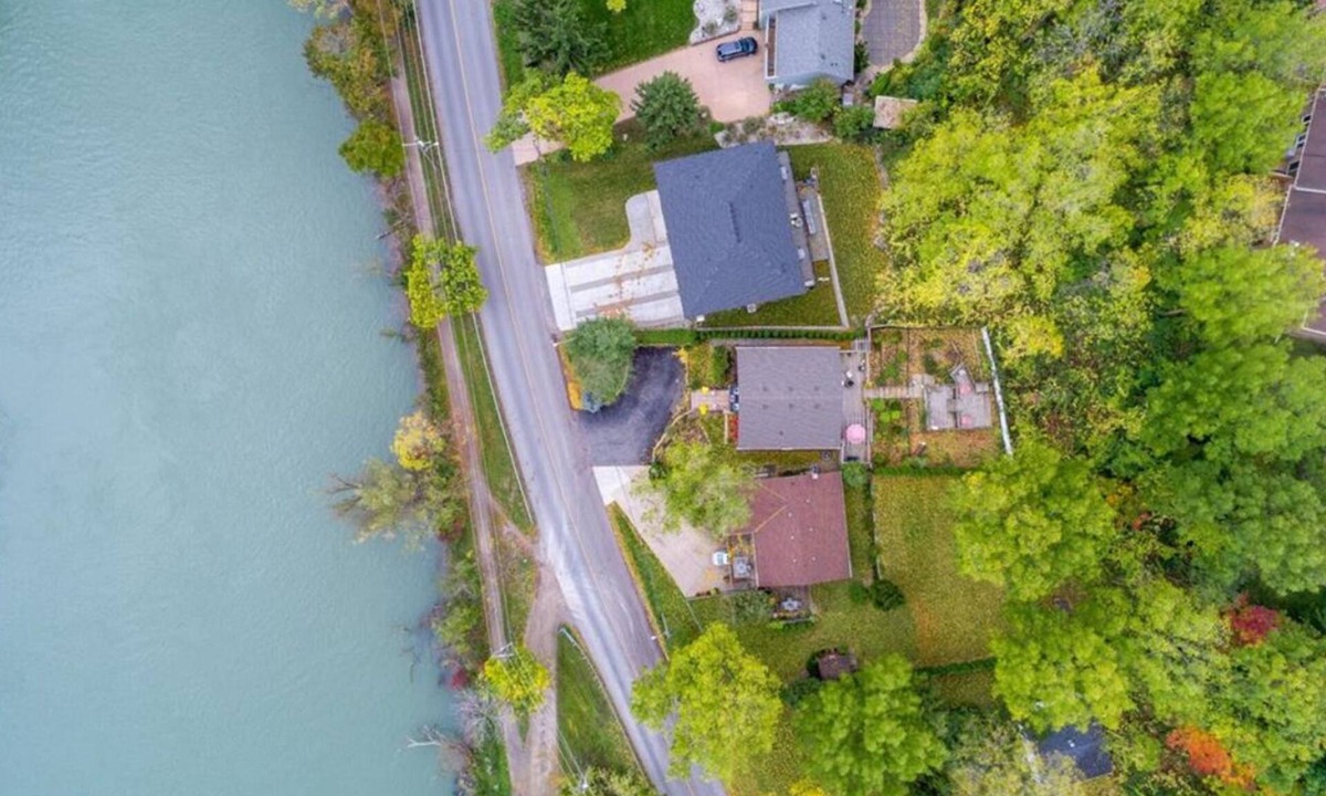 St. Catharines Cottage | Cottage on the Water | Hot Tub | 15 min to Beach, Wineries, Niagara Falls |