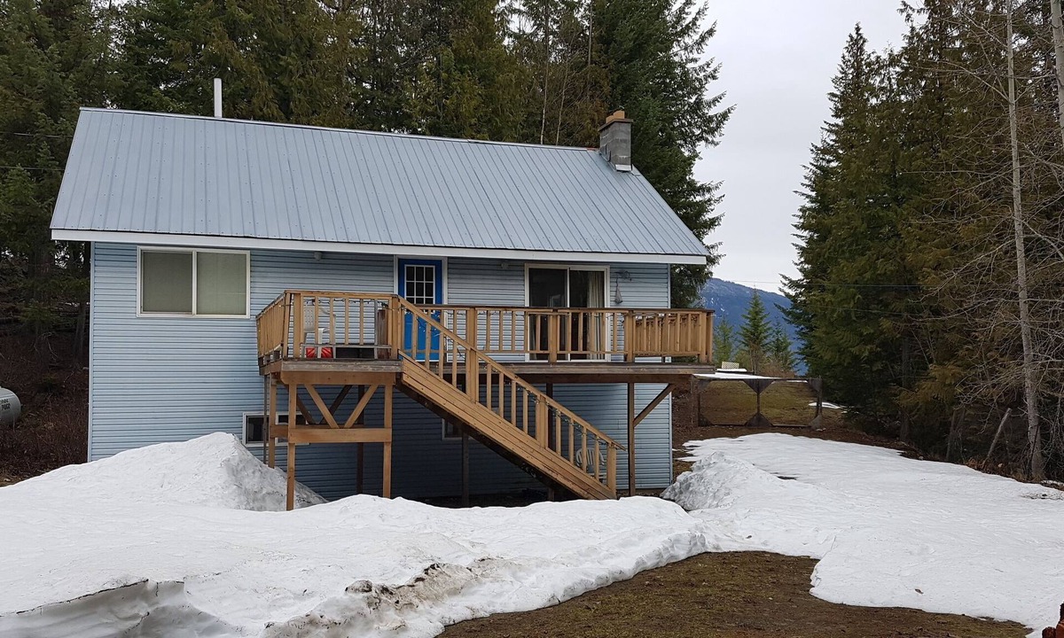 Eagle Bay House | Country Cottage with enclosed yard. Quiet wooded location.