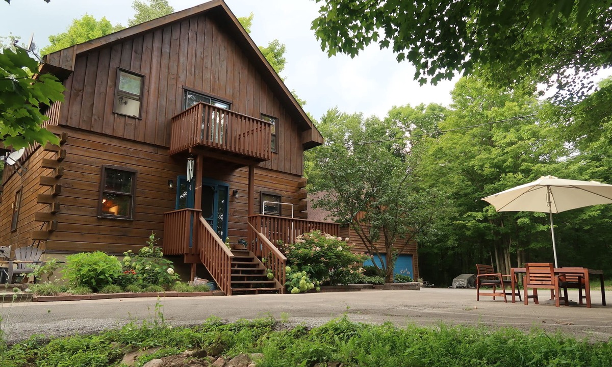 Erin House | Country Log Home - a quiet get-a-way not far from the city.