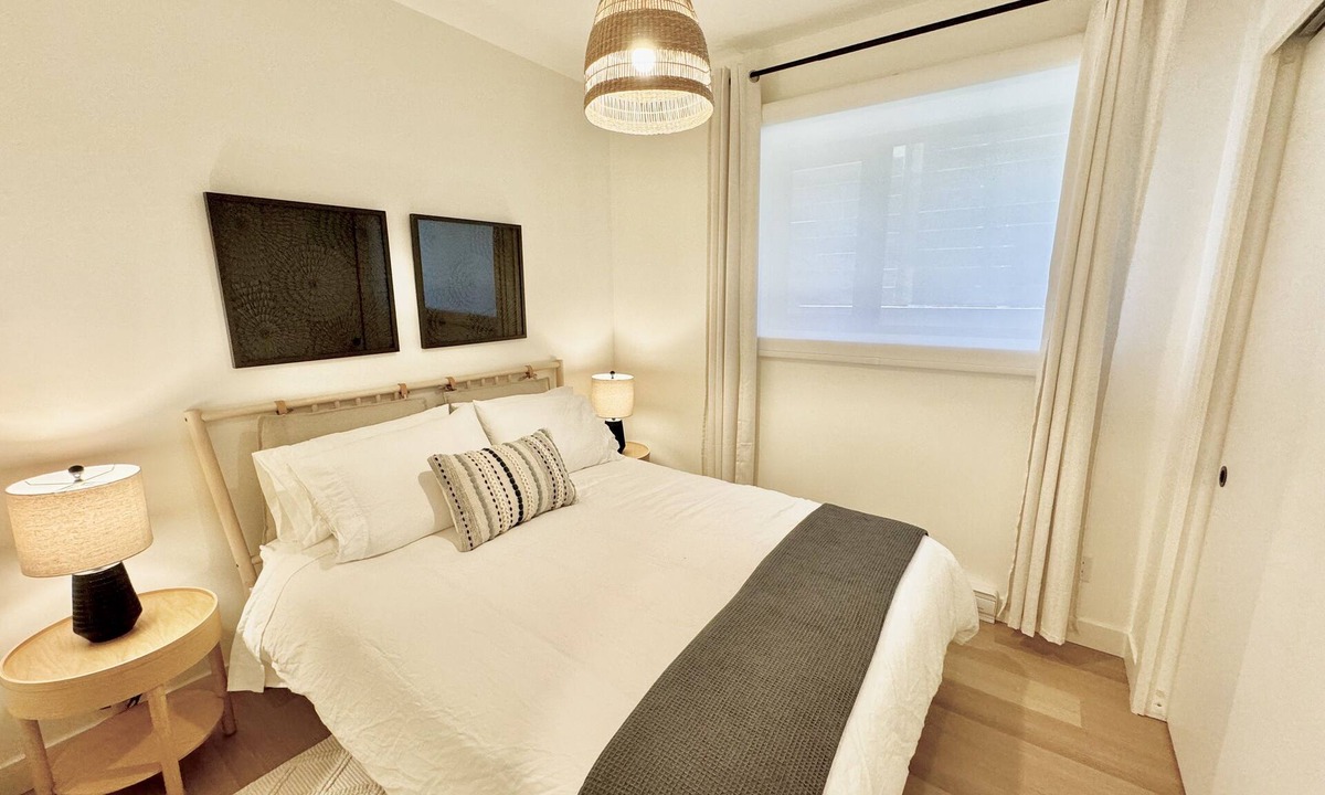 North Vancouver House | Cozy 1-bedroom garden suite in Moodyville