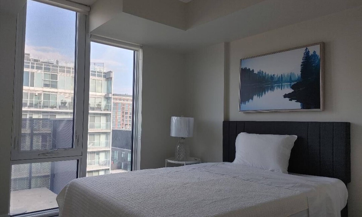 Clanton Park Condo | Cozy 1-bedroom plus den condo near Yorkdale mall with fitness room in Toronto