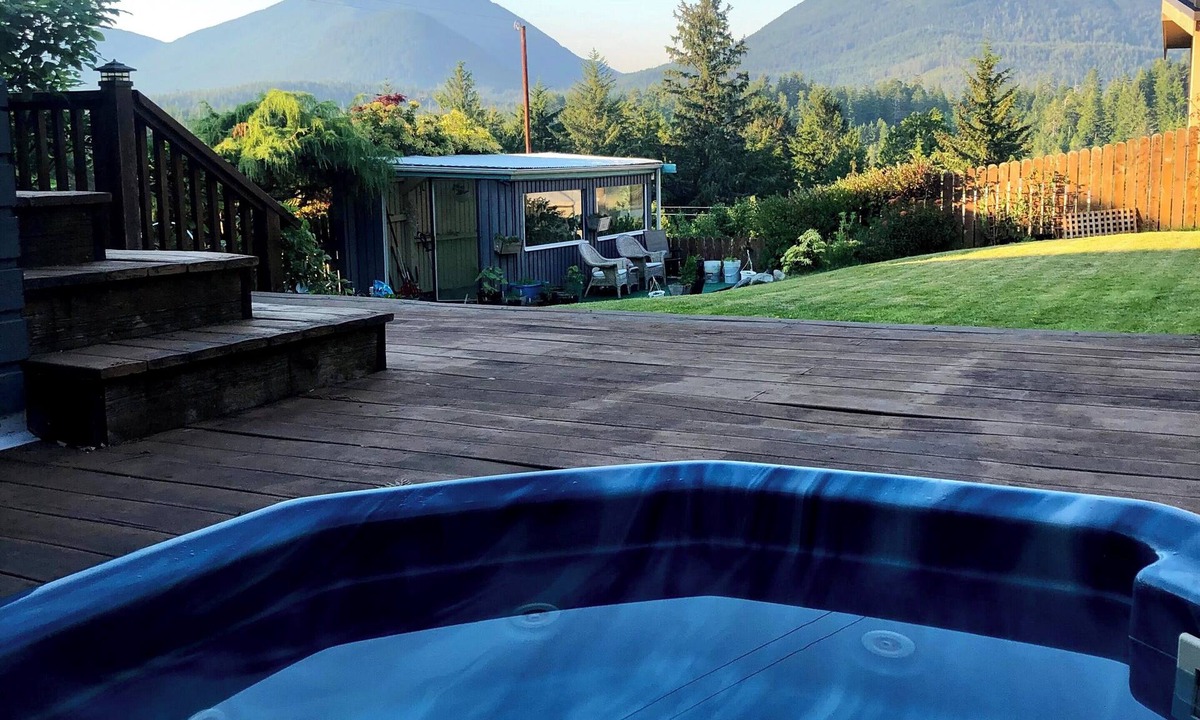 Ucluelet Apartment | Cozy 1 BR w/Hot Tub & Fenced Yard for Pets