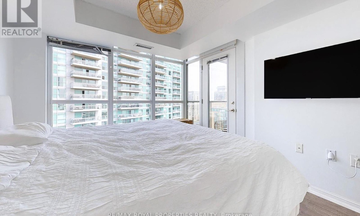 King West Village Apartment | Cozy 2-bedroom 2 bathroom apartment with fitness room, WiFi in Downtown Toronto