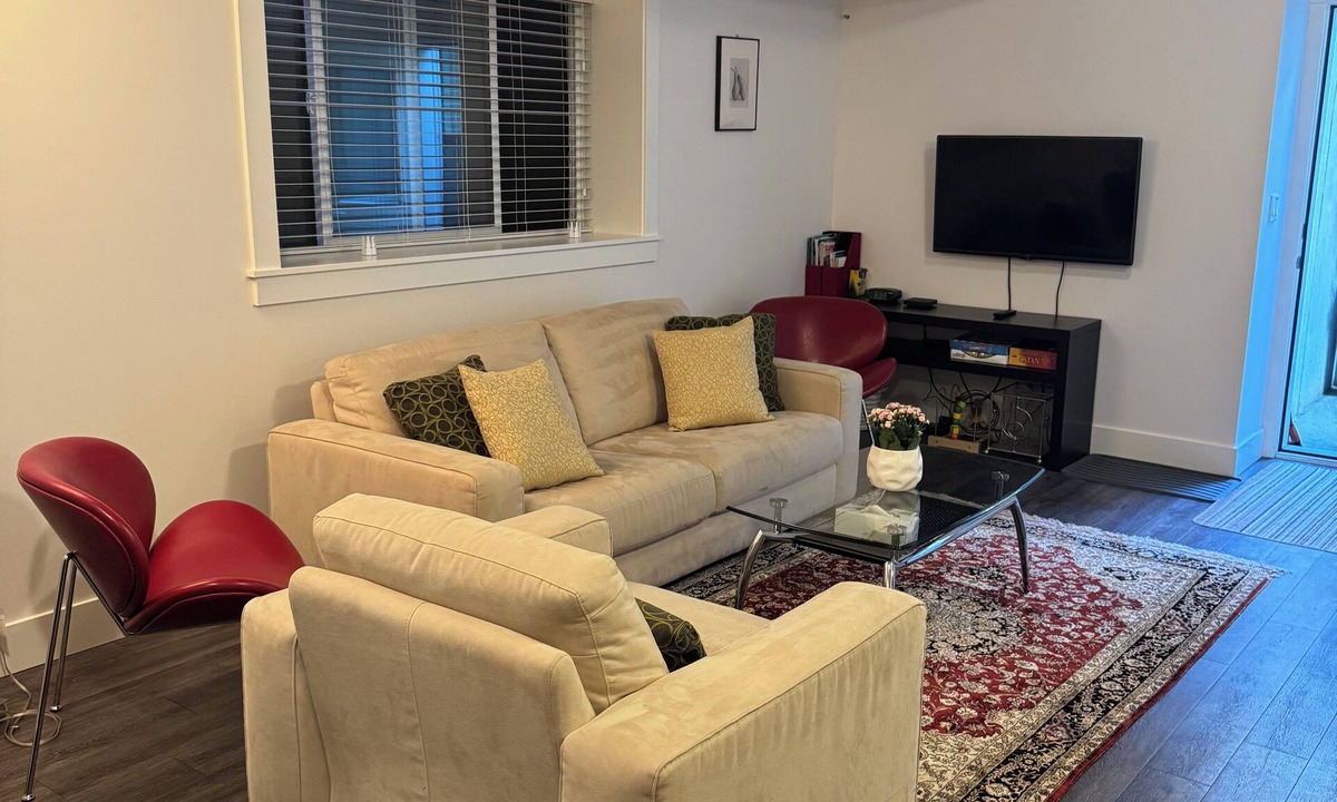 Lynn Valley House | Cozy 2 bedroom basement suite in North Vancouver