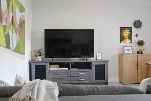 Willoughby House | Cozy 2BR for Family & Private Parking & Near Mall