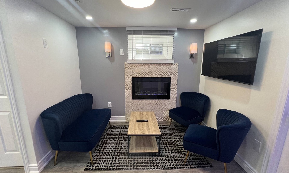 Streetsville House | Cozy 2BR Suite Traveler‑Friendly Near 401/Airport!