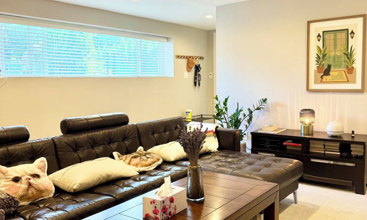 Hollyburn House | Cozy 2BR West Van Guest Retreat Near Beach, Parks & Transit