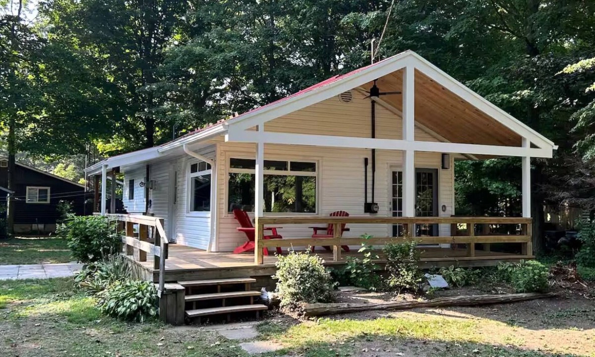 Point Clark Cottage | Cozy 3-bedroom cottage in gorgeous Point Clark Ontario with AC
