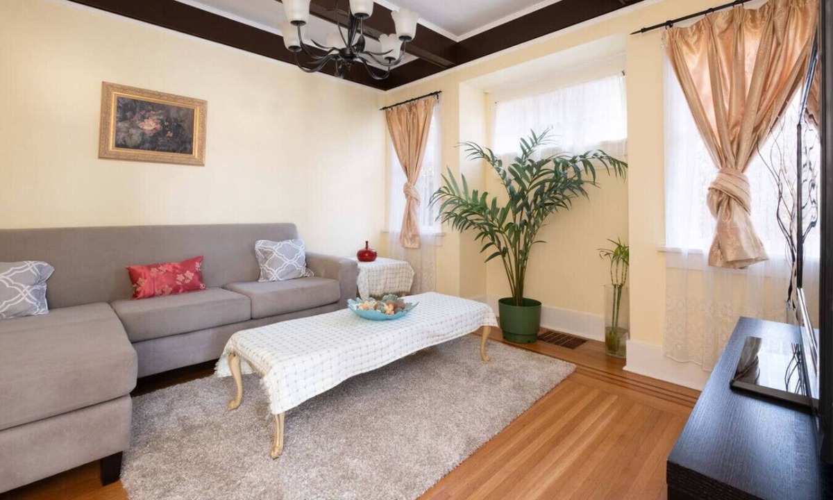 West Point Grey House | Cozy 5 Bedrooms Character Home Near UBC