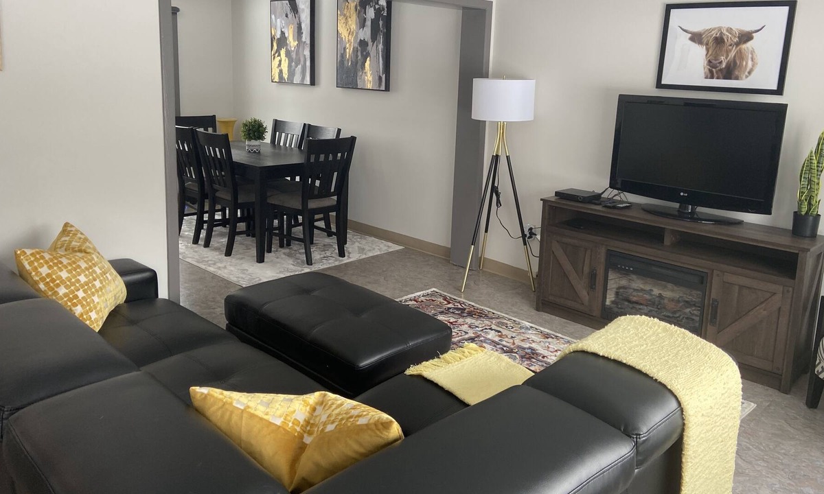 Kincardine House | Cozy and conveniently located 3 bedroom home w/ large private yard
