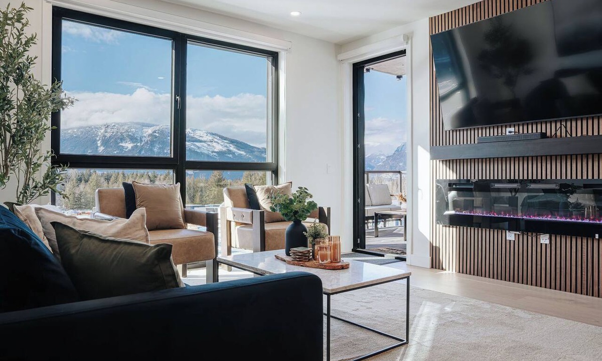Revelstoke Condo | Cozy and Stylish 2 Bed 2 Bath with Modern Amenities, Comfortable Living Space, and Easy Access to Revelstoke Mountain Resort.