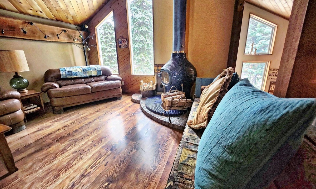 Apex Mountain Cabin | Cozy APEX Cabin 4 bedrooms- 8 beds - 5 min walk to village. 35 min to Penticton