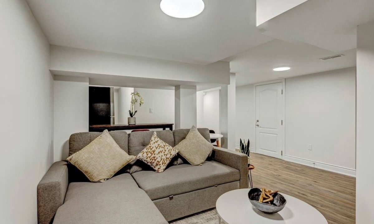 Churchill Meadows Apartment | Cozy & beautiful apartment in peaceful Mississauga w/kitchenette, WiFi, AC & TV.
